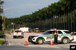 La policía de Palm Beach custodia los alrededores del Trump International Golf Club.