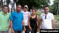 Manuel Guerra Pérez y Lisbey Lora (2do y 3ro de izq. a der.) Además, Aníbal Alemán, Rosa Avilés y Vladimir Turró, todos del del boletín Cimarrón de Mayabeque.