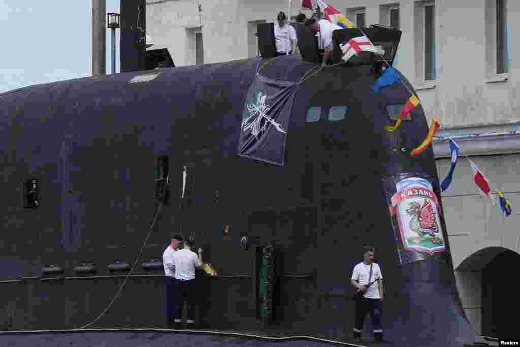 Los miembros de la tripulación trabajan en el submarino ruso de misiles de crucero de propulsión nuclear Kazán atracado en la Bahía de La Habana, Cuba, el 12 de junio de 2024. REUTERS/Alexandre Meneghini