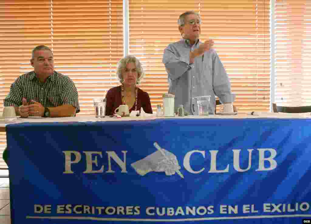 Al frente de izquierda a derecha, los escritores Luis de la Paz, Matilde Álvarez y José A. Albertini del Pen Club de Escritores Cubanos en el Exilio, durante un desayuno efectuado en el Restaurant Fraga de la Ciudad e Miami, el 3 de noviembre. Foto Roberto Koltun OCB Staff.