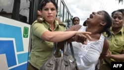 Foto Archivo. Una representante de las Damas de Blanco arrestada violentamente en marzo de 2016.