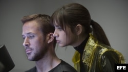 Fotograma cedido donde aparece el actor Ryan Gosling como K y la actriz cubana Ana de Armas como Joi, durante una escena de la película "Blade Runner 2049".