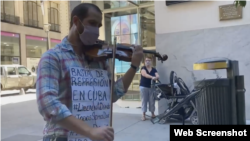 El violinista Luis Alberto Mariño, en el centro de la ciudad de Buenos Aires.