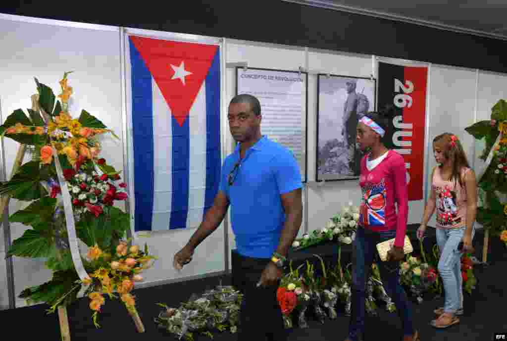 Un grupo de personas rinden tributo al exgobernante cubano Fidel Castro.