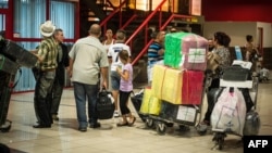 Cubanos en el aeropuerto José Martí.