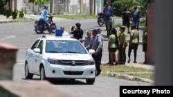 Foto de un operativo frente a la sede de las Damas de Blanco en La Habana.