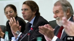 La viuda de Payá, Ofelia Acevedo, el expresidente español, José María Aznar (centro), y el eurodiputado Jaime Mayor, en el acto.