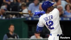 El cubano Jorge Soler, jardinero de los Reales de Kansas City, batea un jonrón contra los Tigres de Detroit. (Jay Biggerstaff-USA TODAY Sports)