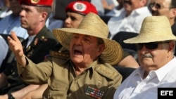 Raúl Castro (i), conversa con su homólogo uruguayo, José Pepe Mujica (d), el 26 de julio de 2013.