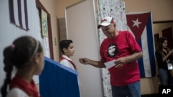 Hombre visita las urnas en La Habana el 26 de marzo de 2023. (AP/Ramón Espinosa).