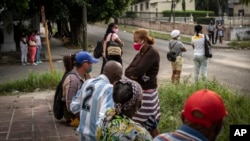 Familiares de los manifestantes del 11J enjuiciados días atrás en el Tribunal de 10 de Octubre, en La Habana. (AP/Ramón Espinosa/Archivo)