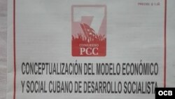 Portada del folleto que recoge los dos documentos aprobados por el VII Congreso del PCC.