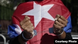 La representación de los presos políticos cubanos en un performance realizado en frente a la sede de Naciones Unidas, en Nueva York. Fotografía: ProActivo Miami