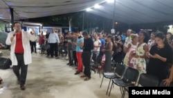 El pastor Bernardo Salomón de Quesada oficia un culto cristiano en su iglesia en Camagüey, Cuba. (FACEBOOK).