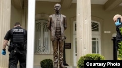 Impactos de balas en una columna a la entrada de la Embajada de Cuba en Washington.