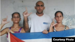 De izquierda a derecha, los hermanos Adairis Miranda, Fidel Batista y Anairis Miranda.