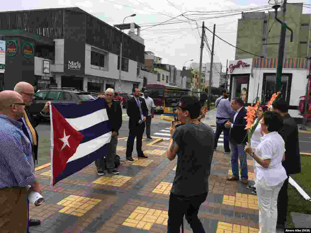 Exiliados cubanos rinden tributo a José Martí en Lima, Perú