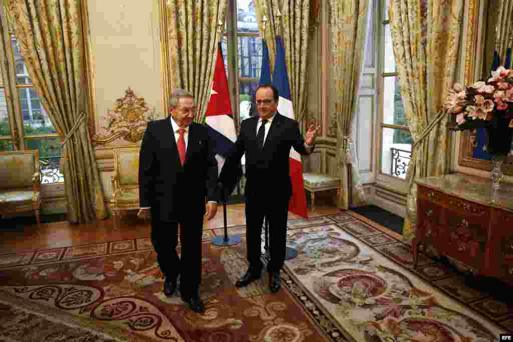  Raúl Castro junto a su homólogo francés François Hollande en el palacio del Elíseo en París