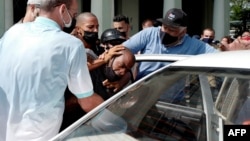 Un hombre es detenido durante una manifestación contra el gobierno del presidente cubano Miguel Díaz-Canel en La Habana, el 11 de julio de 2021.