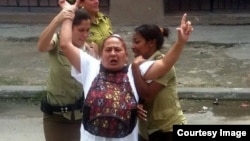 Dama de Blanco Yolanda Santana Ayala, en una detención anterior a julio de 2018, frente a la Sede Nacional de las Damas de Blanco, en Lawton, La Habana. Cortesía de Angel Moya Acosta.