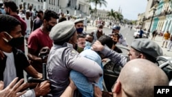 Un hombre es arrestado durante una manifestación contra el gobierno del presidente cubano Miguel Díaz-Canel en La Habana, el 11 de julio de 2021.