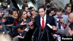 Archivo. El senador cubanoamericano Marco Rubio ofrece declaraciones a la prensa tras salir de una audiencia en el Capitolio de Washington el 14 de febrero de 2023. REUTERS/Evelyn Hockstei