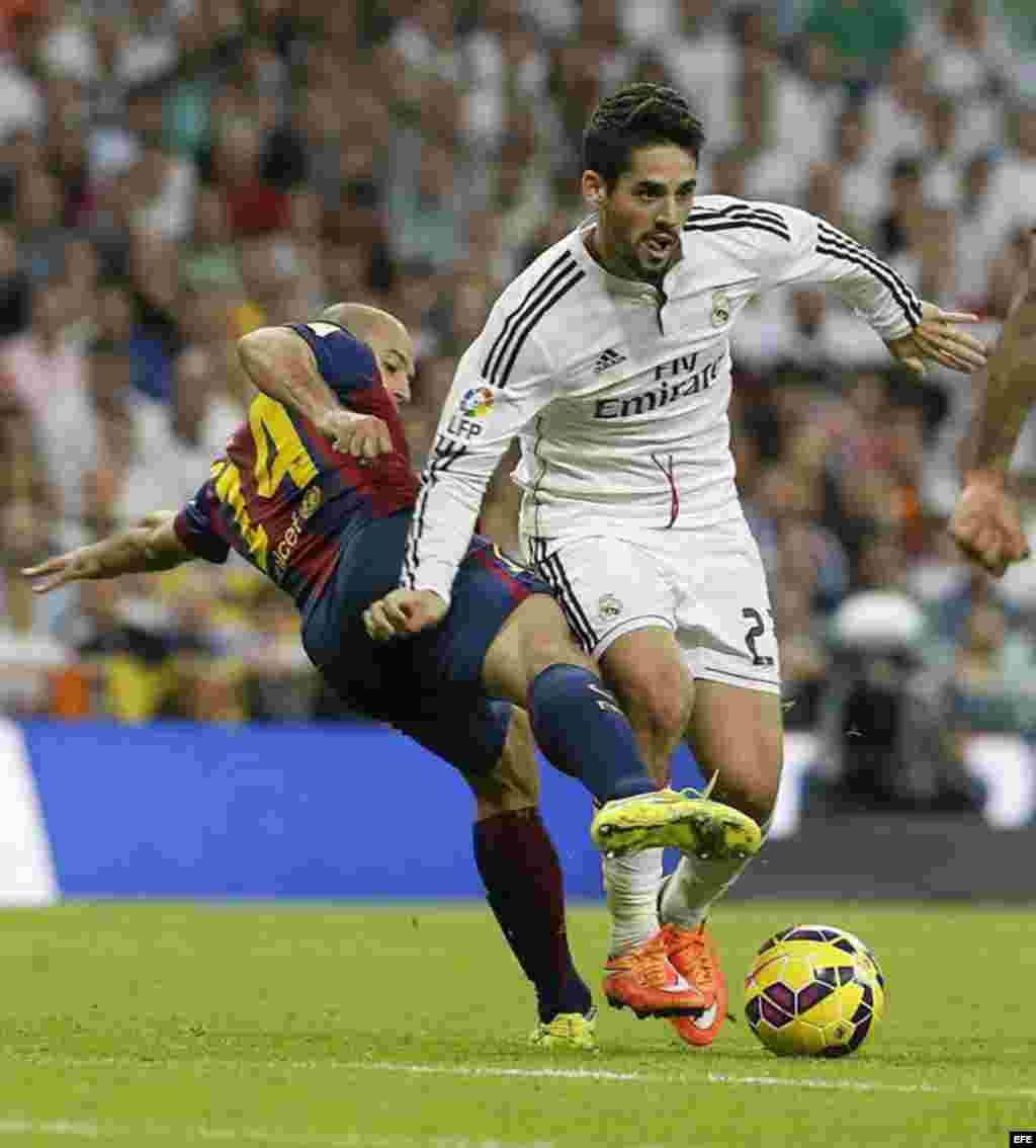 El centrocampista del Real Madrid Francisco Román Alarcón &quot;Isco&quot; (d) y el centrocampista argentino del FC Barcelona Javier Mascherano durante el partido en el estadio Santiago Bernabéu. 