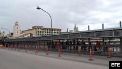 Cubanos hacen fila en la puerta de entrada a Estados Unidos en Nuevo Laredo. (Archivo)