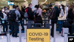 Centro de pruebas de Covid en un aeropuerto de Estados Unidos. (Jae Hong/AP).