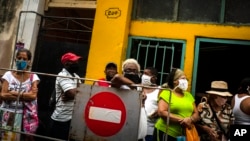 Una cola en Cuba. AP Photo/Ramon Espinosa