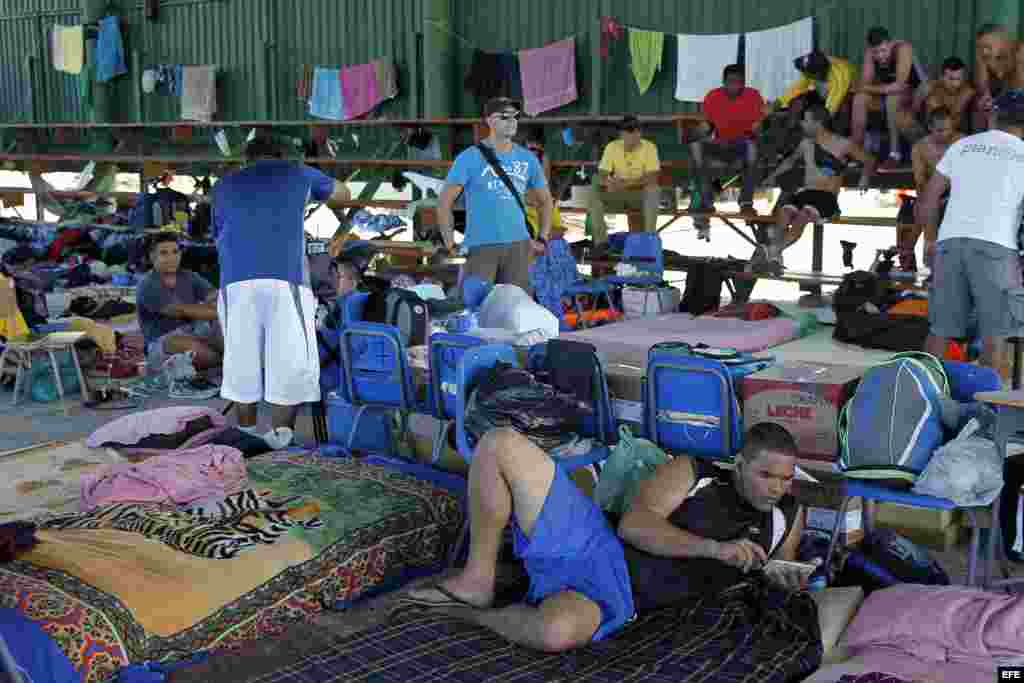 Cubanos realizan actividades cotidianas en los albergues ubicados en el pueblo de La Cruz, Guanacaste, Costa Rica. EFE