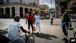 Habaneros usan máscaras protectoras en medio del nuevo coronavirus mientras hacen sus compras. (AP/Ramon Espinosa).