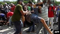 Leonardo Romero Negrín fue brutalmente arrestado el 11 de julio de 2021 frente al Capitolio. YAMIL LAGE / AFP