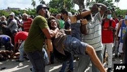 Un hombre es arrestado durante una manifestación contra el gobierno del presidente cubano Miguel Díaz-Canel en La Habana, el 11 de julio de 2021.