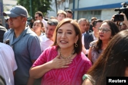 La candidata de la oposición, Xochitl Galvez, frente a una mesa electoral el día de las elecciones generales, en la Ciudad de México. (REUTERS/Luis Cortes)