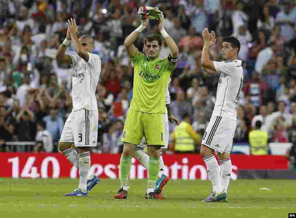 Los jugadores del Real Madrid Képler Laveran Lima, Iker Caillas y James Rodríguez, de izda a dcha, tras imponerse por 3-1 al FC Barcelona al finalizar el partido de la novena jornada de Liga de Primera División en el estadio Santiago Bernabéu. 