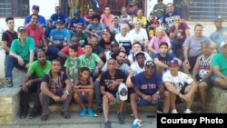 Miembros de la Peña Deportiva MLB celebran su vigésimo aniversario, en el Parque John Lennon en El Vedado.