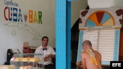 Dos hombres conversan en una cafetería de La Habana Vieja.