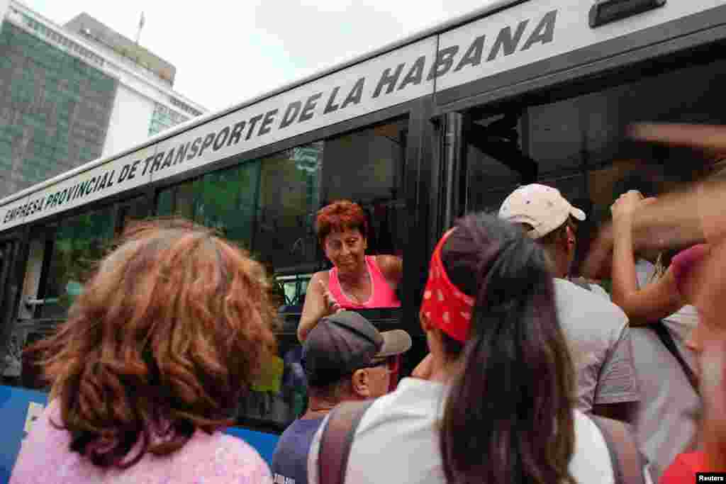 El transporte urbano se hace cada vez m&#225;s dif&#237;cil. REUTERS/Alexandre Meneghini