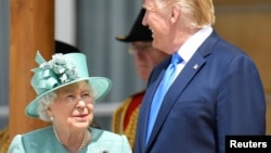 El presidente Donald Trump se reúne con la reina Isabel II en el Palacio de Buckingham.