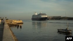 Un buque de Royal Caribbean entra al Puerto de La Habana.