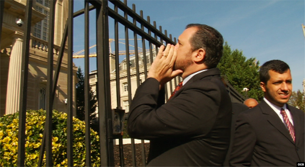 Miembros de la comisión Justicia Cuba protestan frente a la Embajada de Cuba en Washington.