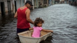 Cubanos piden mejoras económicas para 2025 tras un año de crisis y emigración