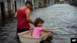 Cubanos piden mejoras económicas para 2025 tras un año de crisis y emigración