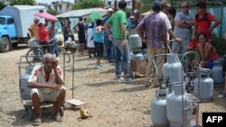 Holguineros hacen cola para adquirir las balitas de gas licuado. (Archivo)