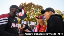 Votantes pro Biden y pro Trump debaten en las calles (Andrew Caballero-Reynolds / AFP).