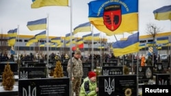 En el segundo aniversario del ataque de Rusia a Ucrania, muchas personas rindieron tributo a los caídos en la invasión, como ocurrió en la ciudad de Bucha, en las afueras de Kiev, Ucrania, el 24 de febrero de 2024. REUTERS/Gleb Garanich