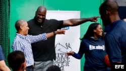 El presidente estadounidense Barack Obama (i) y la leyenda de la NBA, Shaquille O'Neal (2i) juegan al baloncesto en el jardín Sur de la Casa Blanca en Washington, el 28 de marzo de 2016.