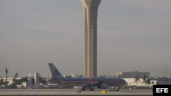 Vista general de las pistas de aterrizaje y despegue del aeropuerto internacional de Miami junto a la torre de control. 