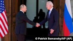 El presidente Joe Biden saluda a su homólogo ruso, Vladimir Putin. Patrick Semansky/AP Images.